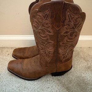 Ariat Women's Tan Western Boots with Intricate Stitching